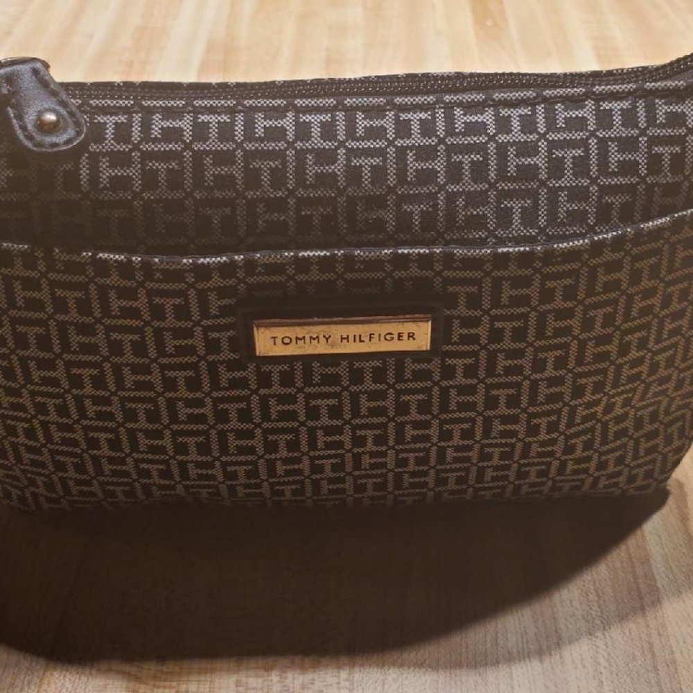 Tommy Hilfiger wristlet
